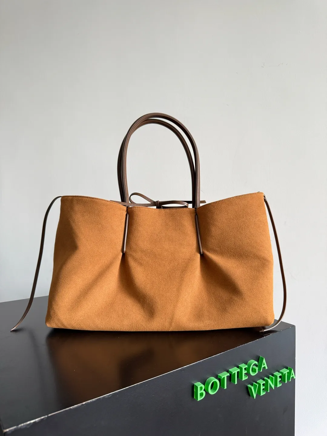 Batch 2660 Bottega Veneta 2025 new product PINACOTECA bag, iconic weaving process, skillfully crafted with 10mm Intrecciato process and equipped with suede lining. Four small strips of leather add character to the design and make the bag more stable. Relaxed yet sophisticated, casual yet refined, suede lining and double-sided design, suitable for shoulder and hand carry. The four straps can be adjusted into different shapes. One pack can be switched between two uses, easily integrating into your daily rhythm. Style number: 817166 Size: 43*23*17.5cm
